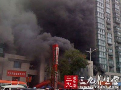 330国道两车追尾一人被困 特勤消防液压撑顶成功救援-AG亚娱集团官方
