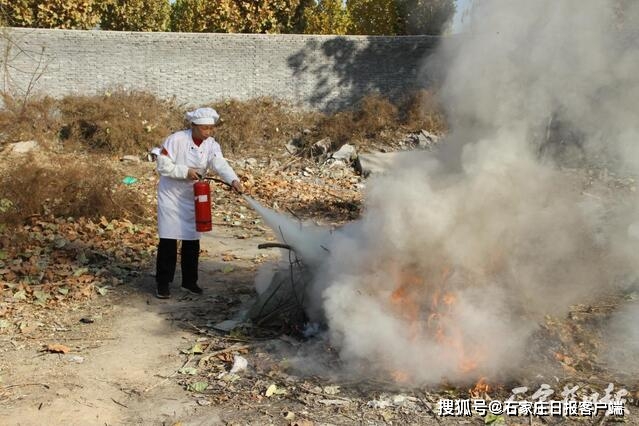 ag亚娱官网：
少一份荣幸多一份宁静 石家庄市暮年养护院开展“119消防日”运动(图6)