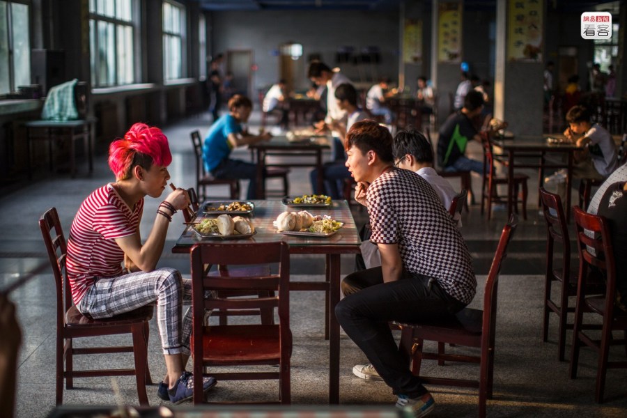 “上班做手杖”这是有多闲?_时事政治_中公教育网|AG亚娱集团(图3) AG亚娱集团官方